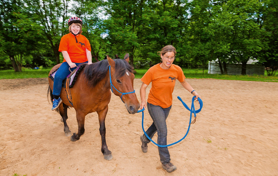 Das Pferd als Therapeut, eine moderne Form des Nutztieres. (Foto: IMAGO / Sylvio Dittrich)