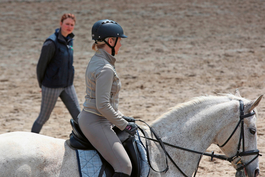 Sitzt die Reiterin im Gleichgewicht und verfügt sie über die erforderliche funktionelle Stabilität, um das Pferd zu unterstützen? (Foto: IMAGO / Frank Sorge)