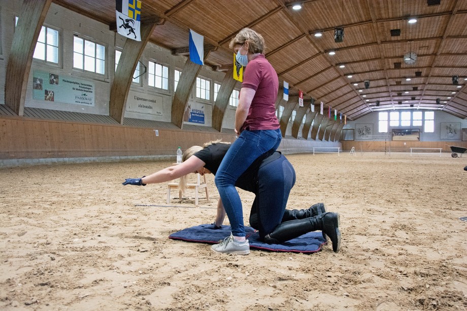 Une expérience bouleversante: quelle est l’influence d’un cavalier déséquilibré sur le cheval? Ce dernier, arrive-t-il encore à trotter avec un tel cavalier sur le dos? (photo: FSSE/Cornelia Heimgartner)