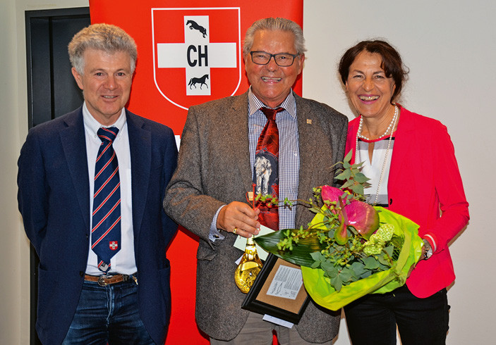 Werner Rütimann (au centre) lors de l’assemblée des membres de la FECH en 2019, lorsqu’il a été honoré pour son engagement de longue date au sein du comité de la FSSE en tant que représentant de l’élevage. | © Sandra Leibacher