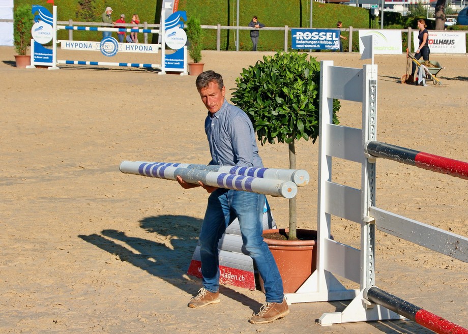 Thomas Järmann kennt alle Facetten des Pferdesports und zögert nicht, beim traditionellen Concours auf der eigenen Anlage selbst Hand anzulegen.  |  © Susanne Stucki