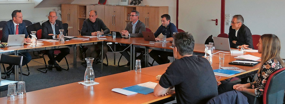 Vertreter des STS und des SVPS besprechen den Turnierbericht des Schweizer Tierschutzes. | © Thomas Frei