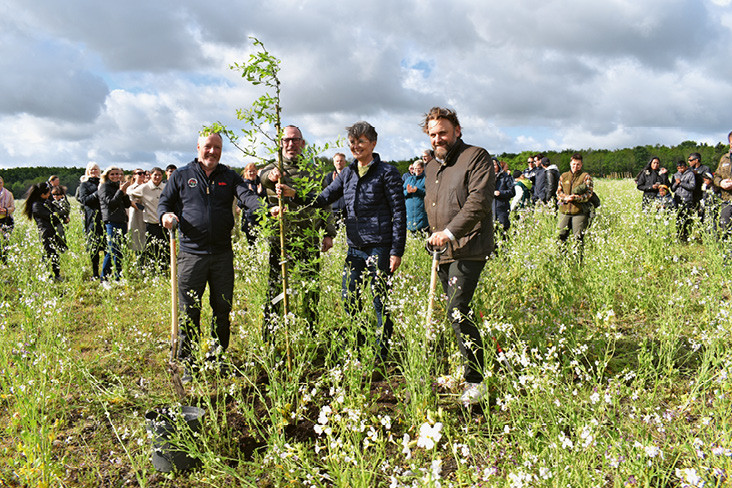La ville de Herning et le CO de Herning2022 plantent les arbres de la «forêt du CdM». | © Herning 2022