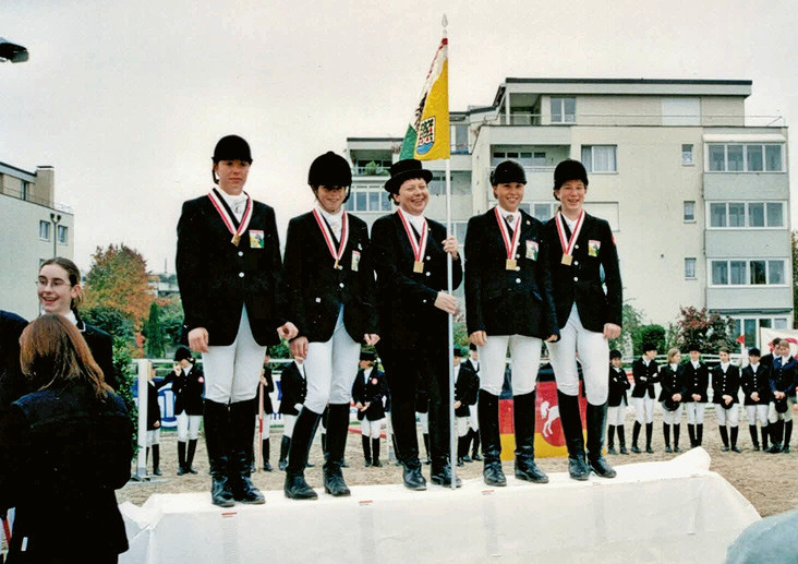 L’équipe de tétrathlon de Heidi Notz remporte le championnat suisse en 2000. | © privé