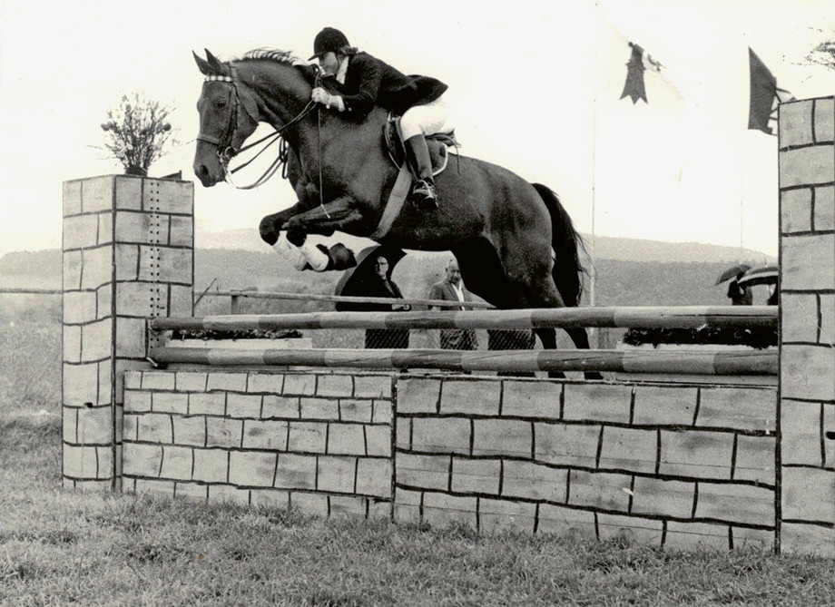 Heidi Notz connaît tous les aspects des sports équestres, y compris en tant que cavalière de concours active.  Ici, en 1972, avec son cheval Brodax au CS Frauenfeld | © privé