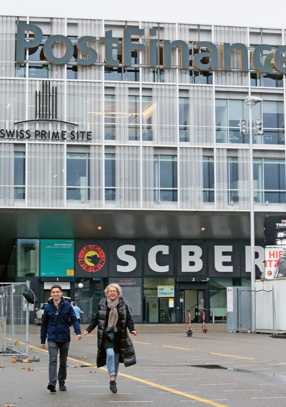 Gabie Laffer et Lukas Heppler devant la PostFinance Arena où auront lieu les Championnats du monde et d’Europe 2024. | © FSSE/N.Niklaus