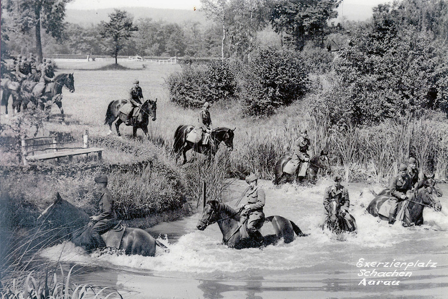 Die Durchquerung des beim Ausbau angelegten Teichs stellte für die Kavalleristen eine genauso grosse Herausforderung dar wie heute für die CC-Reiterinnen und -Reiter.