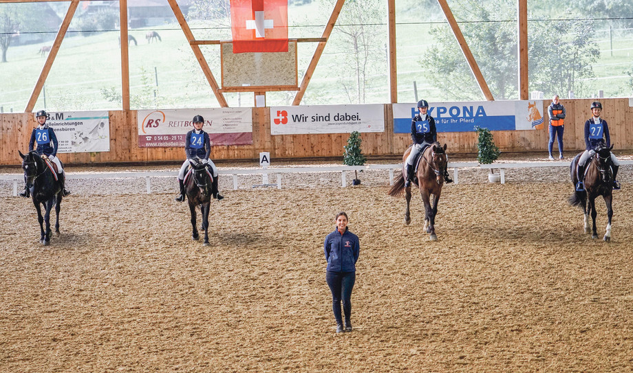 Jedes Juniorenteam reitet die Mannschaftsdressur mit zwei eigenen und zwei fremden Pferden.