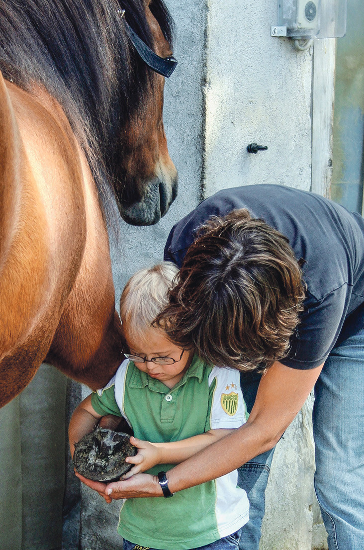 En équitation thérapeutique pour enfants, l’accent est mis sur la découverte, la sensation et,  <br />selon les capacités, l’apprentissage.