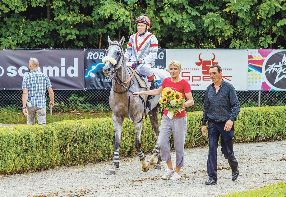 Claudia Schorno und Frank Cousin freuen sich über den Sieg von Skating The Park und Jockey Julien Lemée in einem Jagdrennen in Aarau im letzten Sommer.