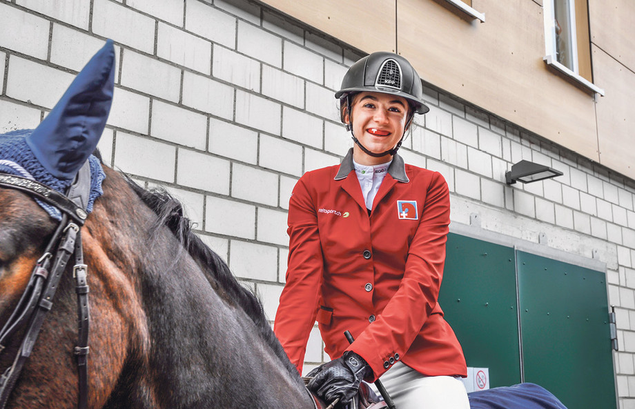 Ein angefertigter Mundschutz kann lustig aussehen. Diese Reiterin hat Rot mit Schweizerkreuz gewählt. (Bild: zVg)
