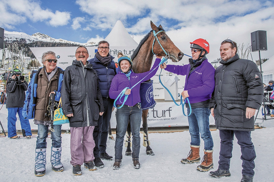 Der ganze Rennstall Schneider freudestrahlend nach dem ersten Skikjöringsieg von Pinot im Februar 2018. Foto: turffotos.ch