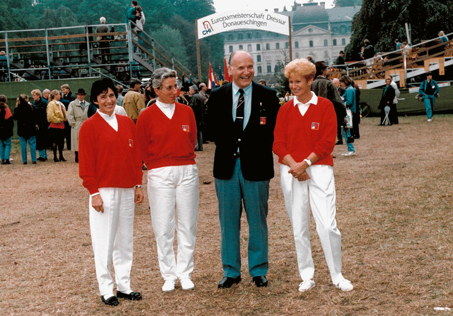 Heinz Guldenfels anlässlich der EM Donaueschingen 1991 mit v.l.n.r. Ruth Hunkeler, Silvia Iklé und Doris Ramseier. Foto: zVg/màd