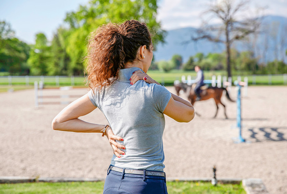 Über 80% der Reiterinnen und Reiter geben an, unter wiederkehrenden Rückenschmerzen zu leiden. <br /> <br />Plus de 80% des cavaliers disent souffrir de maux de dos récurrents.
