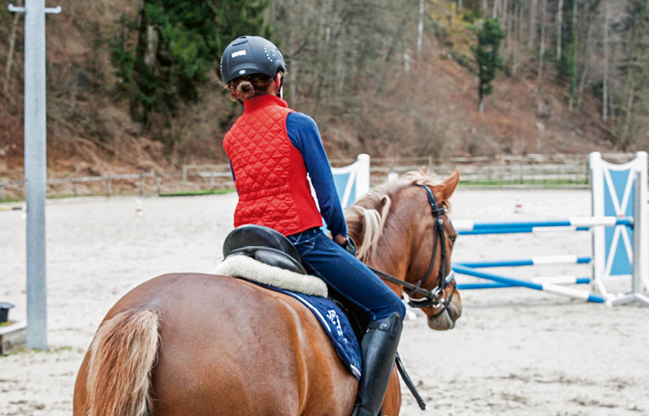 Ein schiefer Sitz kann Ursache oder Folge von Rückenproblemen bei Reiter und Pferd sein. <br /> <br />Une position latéralement inclinée peut être la cause ou bien la conséquence de problèmes de dos chez le cavalier et le cheval.
