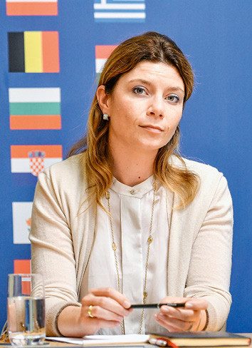 Nayla Stössel, membre du Comité de la FSSE, a été confirmée dans sa fonction au Comité de la Fédération équestre européenne (EEF) pour un deuxième mandat de quatre ans.