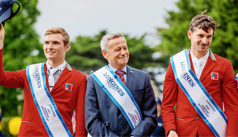 Ein stolzer Equipenchef Andy Kistler am Nationenpreis von La Baule (FRA) 2019 mit Brian Balsiger (links) und Steve Guerdat  |  © Hippo Foto/Dirk Caremans