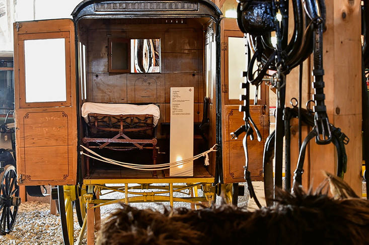 Wagon-lit ou ambulance? Vous en saurez plus lors d’une visite au Musée du Cheval!  |  Musée du Cheval/Mania Ceccarini
