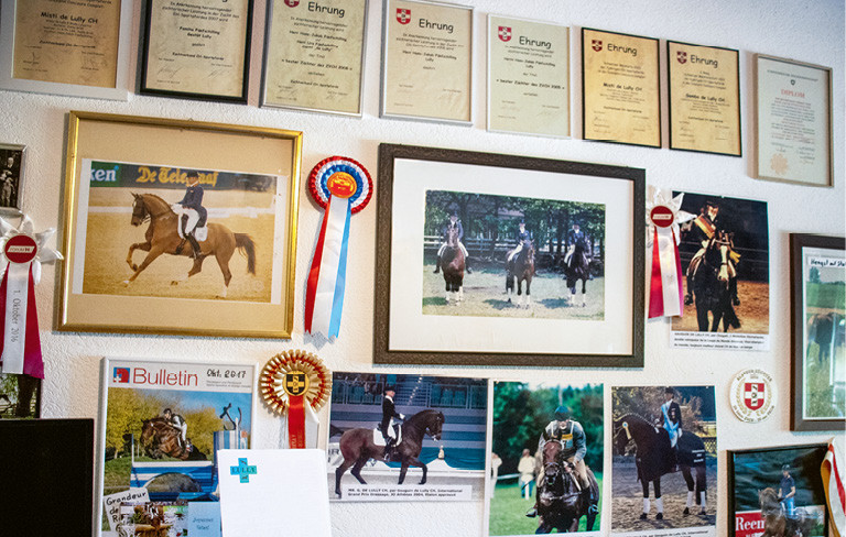 Dans le bureau de Jean-Jacques Fünfschilling, des photos et des diplômes témoignent du succès des chevaux de Lully  |  © Nicole Basieux