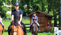 Cours d'équitation au CEN, naturellement avec un casque d'équitation