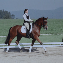 Beatrice Bürchler-Keller in jungen Jahren mit ihrem Pferd Renoir. /Foto: Privat