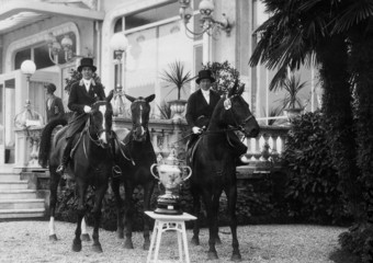 Annelies Stoffel et Renée Schwarzenbach, lauréates du Prix des nations des Amazones 1930 à Stresa, un lieu de tournoi populaire à l'époque