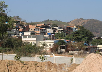 Neben dem Cross wird eine neue Strasse gebaut. Gleich daneben sieht man Favela.