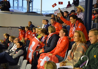 Les fans Suisse vibrent également – y compris l'équipe de dressage!