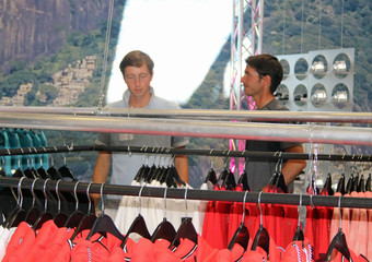 Martin Fuchs et Steve Guerdat lors de la remise des tenues de Swiss Olympic