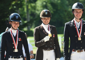 V.l.n.r.: Podium der Jungen Reiter mit Naomi Winnewisser, Ramona Schmid und Lars Bürgler (Bild: sepiphot.com)