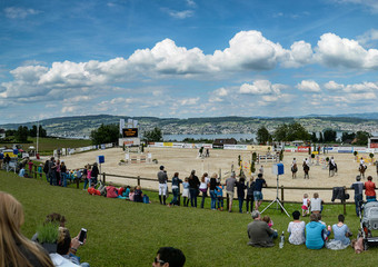 La place de concours Geren magnifiquement située au-dessus du lac de Zurich.  
