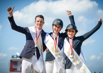 Le podium des jeunes cavaliers d.g.à.d.: Edouard Schmitz, Elin Ott, Pauline Zoller (photo: Katja Stuppia)