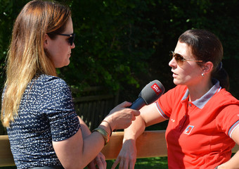 Evelyne Niklaus en discussion avec Michèle Schönbächler (SRF)