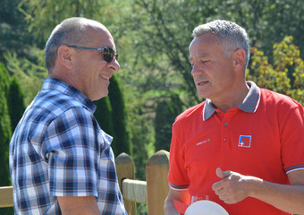 Hans Leuenberger (Sportinformation) mit Equipenchef Springen Andy Kistler