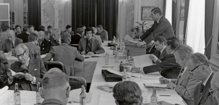 Delegiertenversammlung des SVP 1977: Guy Sarasin am Stehpult | © SVPS/Roland von Siebenthal