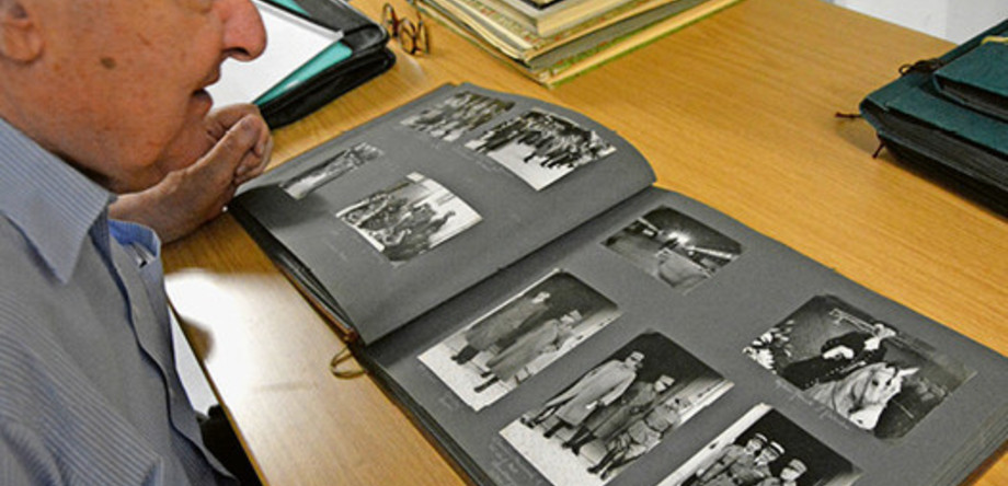 Max E. Ammann aux archives de la FEI en train d’étudier les albums photo provenant de la succession d’Ernst A. Sarasin | © FSSE/Nadine Niklaus