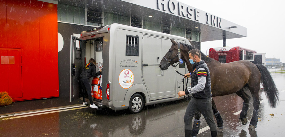 Ankunft im Pferdehotel am Flughafen Lüttich | © FEI/Leanjo de Koster