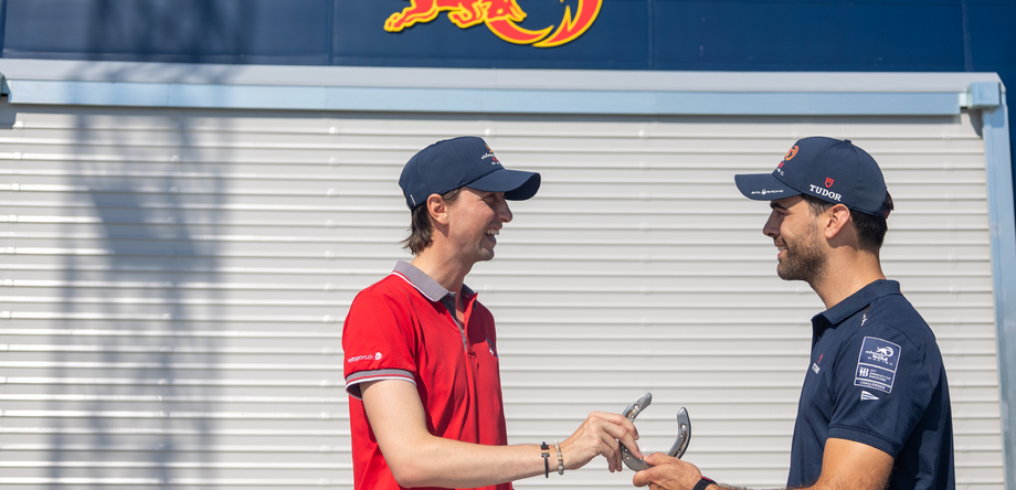 Martin Fuchs remet à Lucien Cujean un fer à cheval de Leone Jei. Bonne chance pour l'America's Cup, Alinghi Red Bull Racing ! | © Alinghi Red Bull Racing