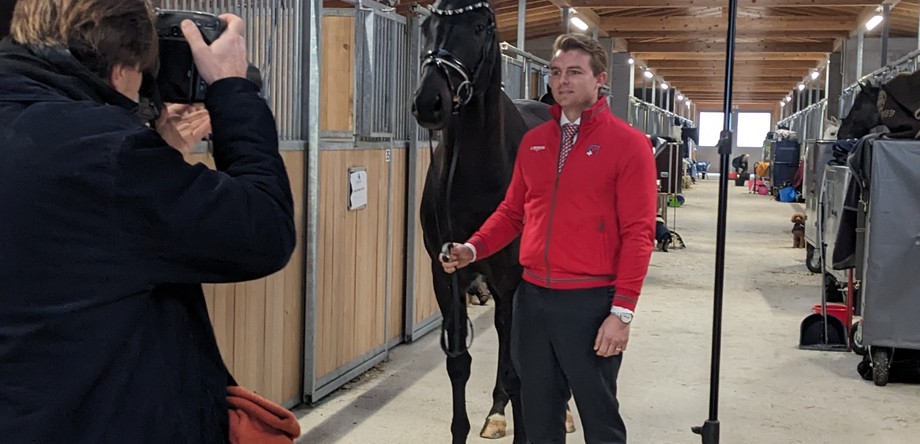 Peter van der Waaij lors du shooting avec Keystone-ATS | © Swiss Equestrian