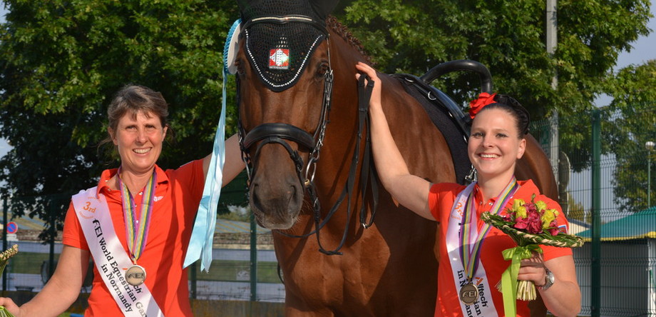 Simone Jäiser gewinnt mit ihrem Pferd Luk und Longenführerin Rita Blieske Bronze.